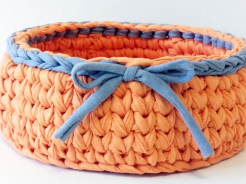 钩针收纳筐,用布条编织简单的收纳盒子